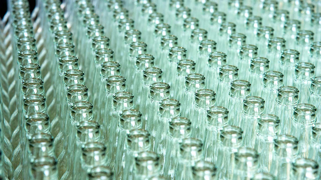 Alignement de bouteilles en verre